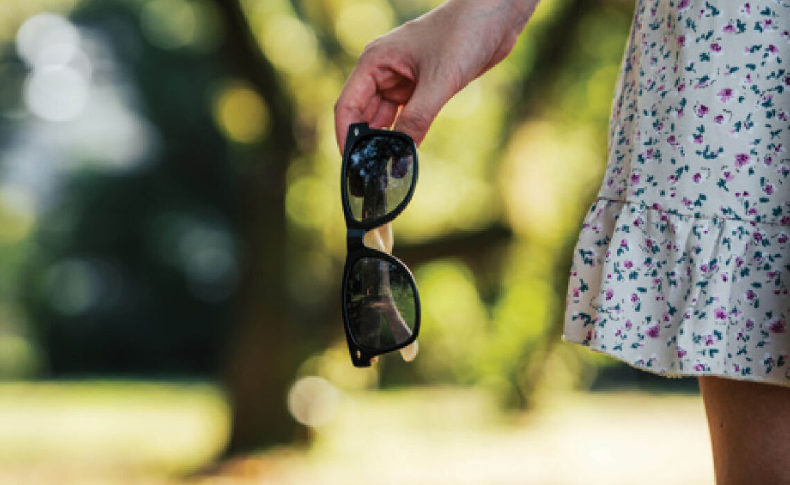 XD-P453.971 Bamboe zonnebril zwart sfeer