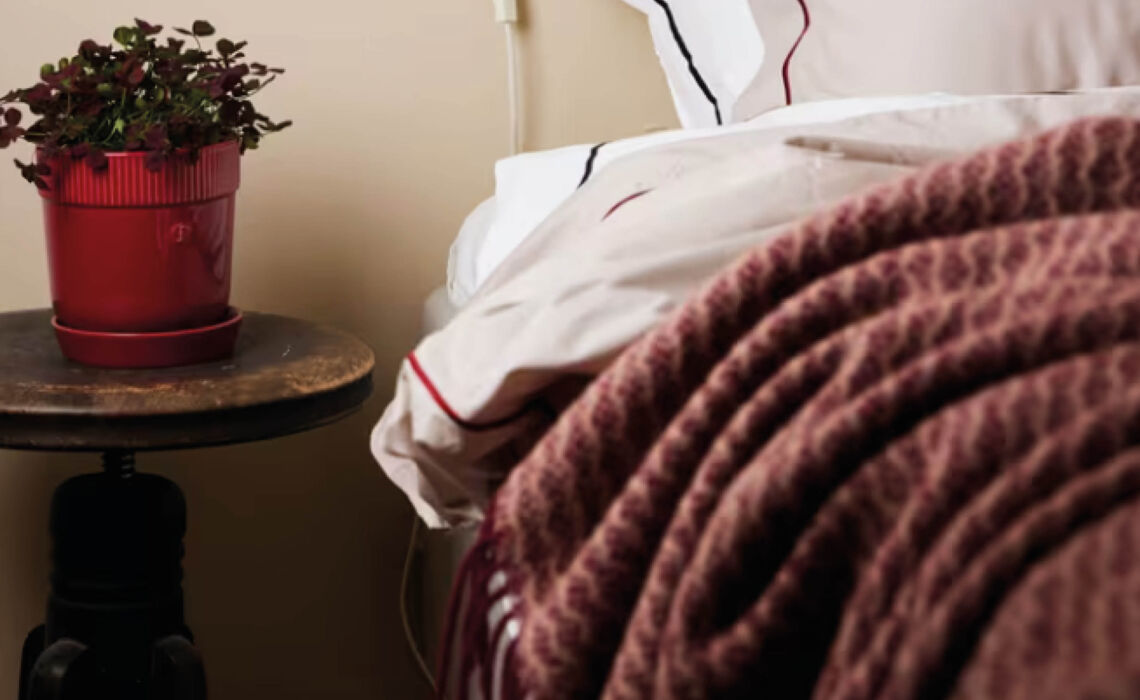 TP-LT52128 Donkerrood Sagaform Ulli wollen deken sfeer