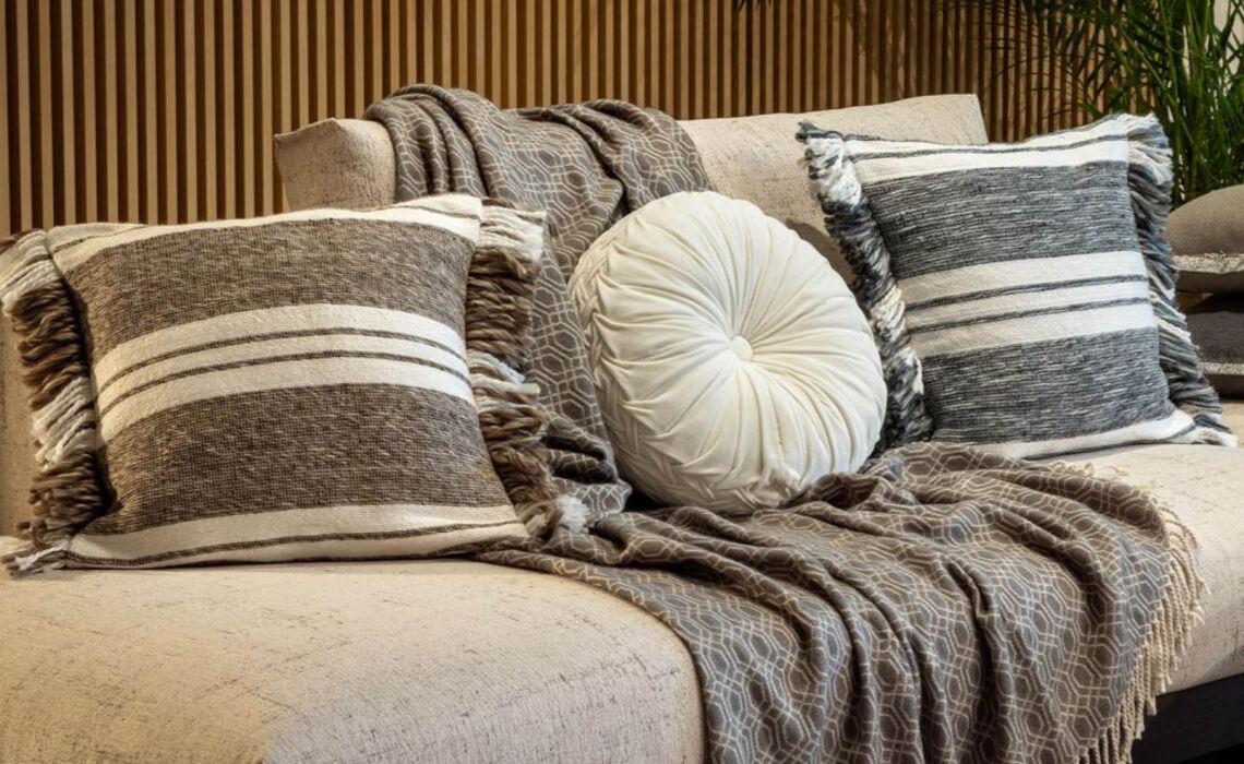 RG-DDL0222001923 bruin Sierkussen Edgar sfeer