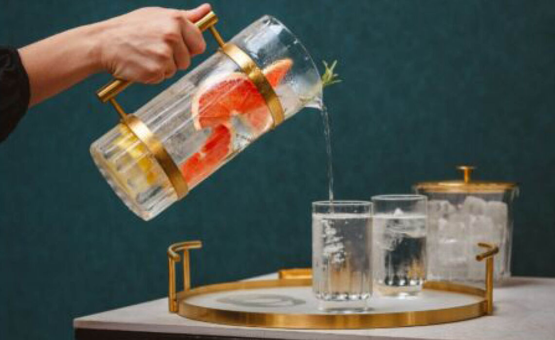 BE-LV237004- Waterkaraf met goudkleurige details SFEER