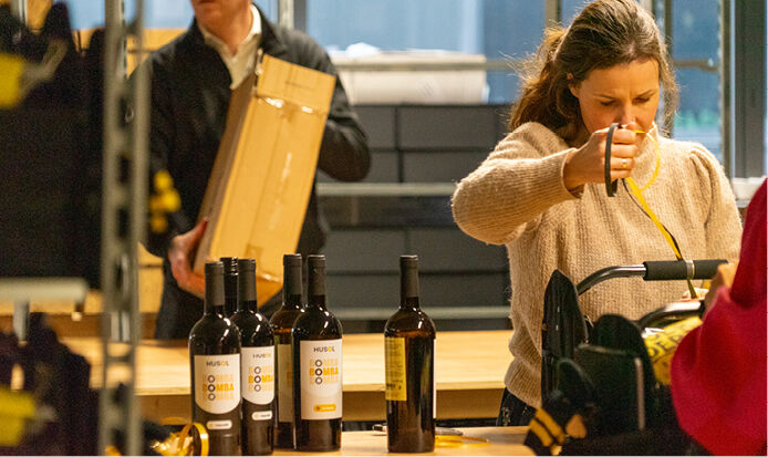 kleine afbeelding wijn husol inpakken.jpg