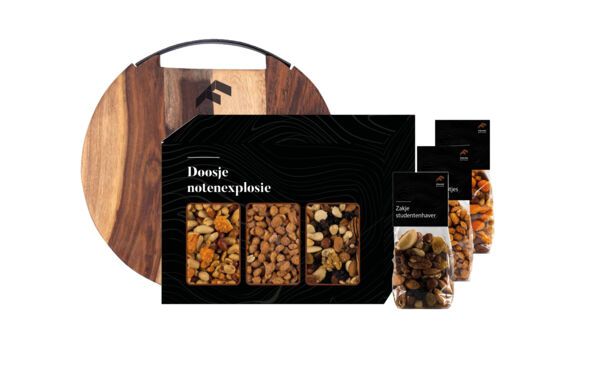 Pakket borrelplank, doosje en nootjes