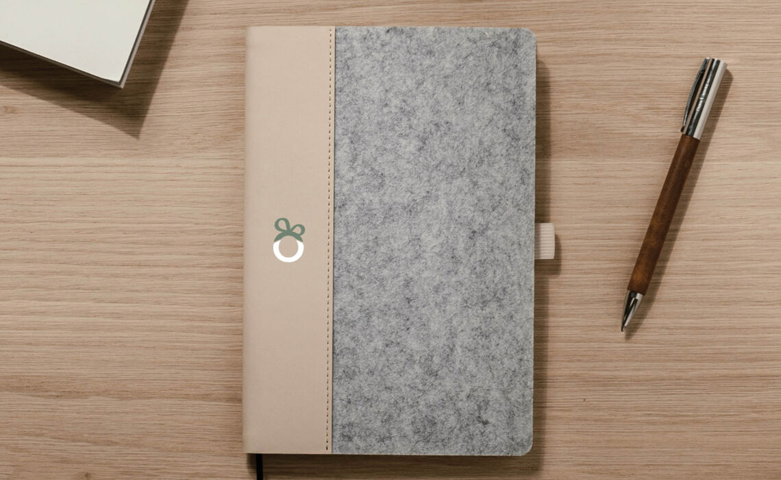 XD-V77301 Vinga gerecycled Vilt notitieboek SFEER