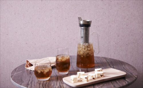 Ice tea maker met RVS filter sfeer